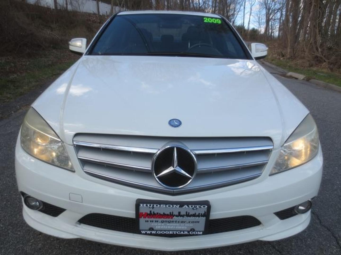 2009 White /Black Mercedes-Benz C-Class C300 4MATIC Luxury Sedan (WDDGF81X59R) with an 3.0L V6 DOHC 24V engine, 7-Speed Automatic transmission, located at 270 US Route 6, Mahopac, NY, 10541, (845) 621-0895, 41.349022, -73.755280 - Photo#2